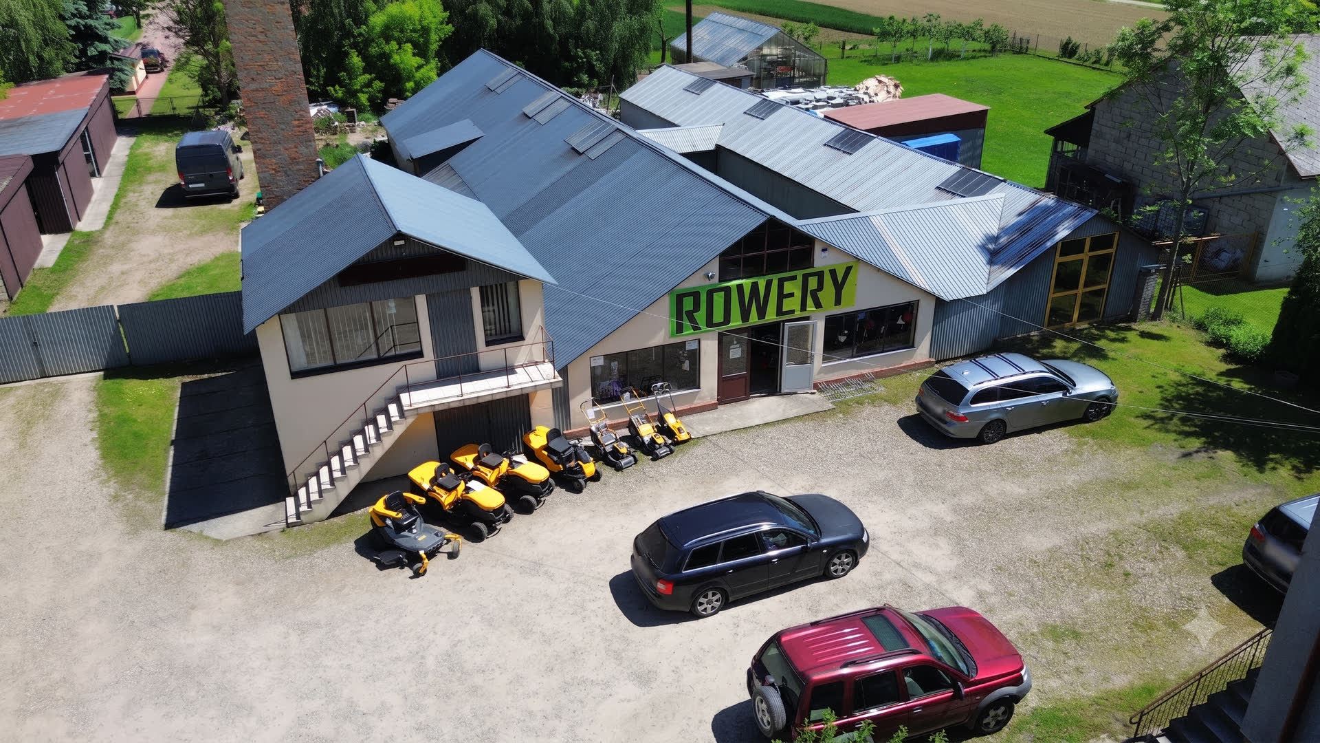 Sklep AMAR w Czchowie z lotu ptaka — budynek z szyldem ROWERY, kosiarki i parking przy ul. Krakowskiej 58
